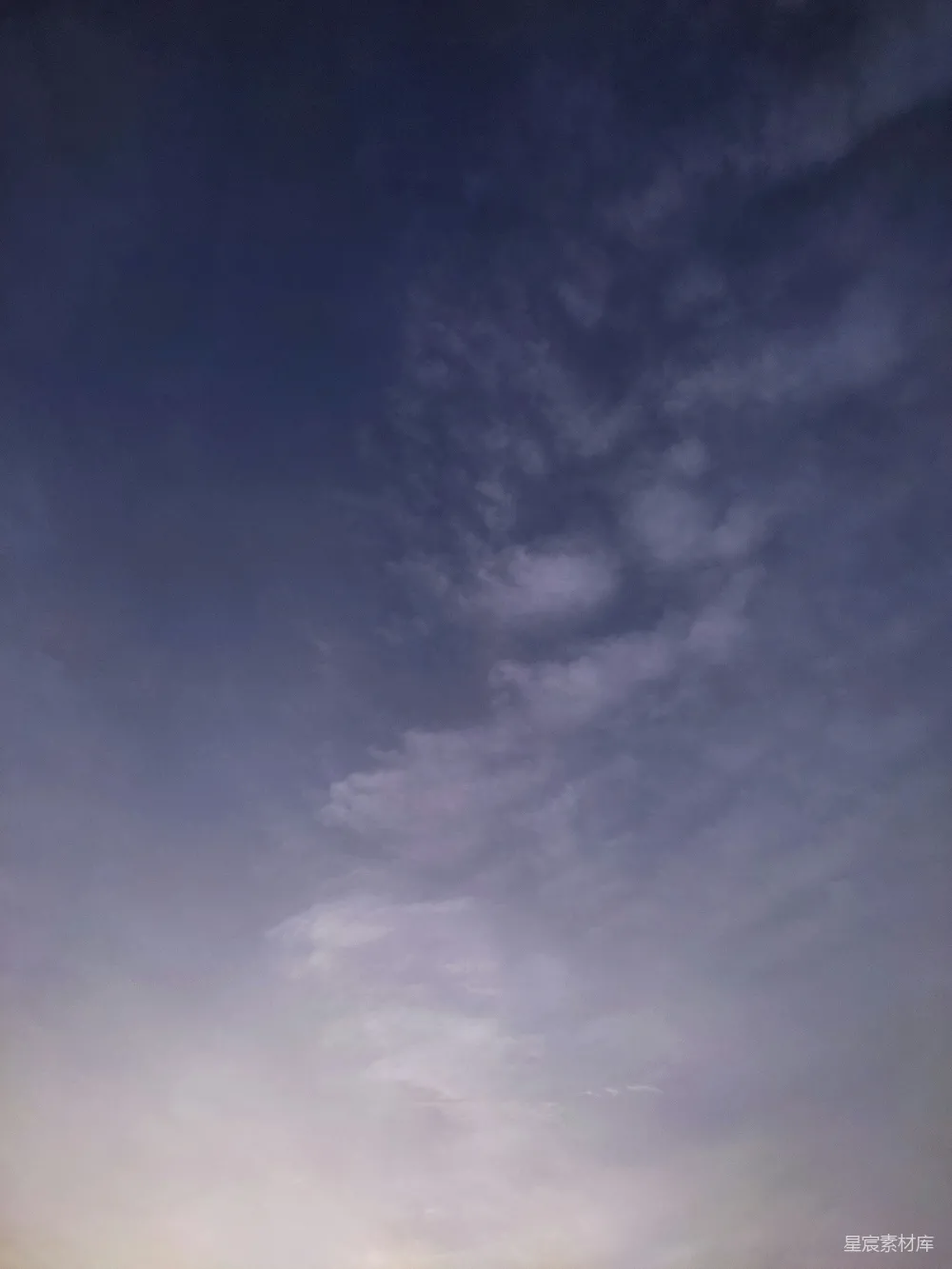 高清摄影 天空 云朵 自然 宁静 户外 云层与蓝天的交织