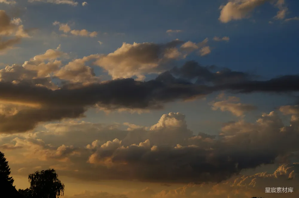 高清摄影 天空 云彩 夕阳 自然景观 宁静 夕阳下的云层