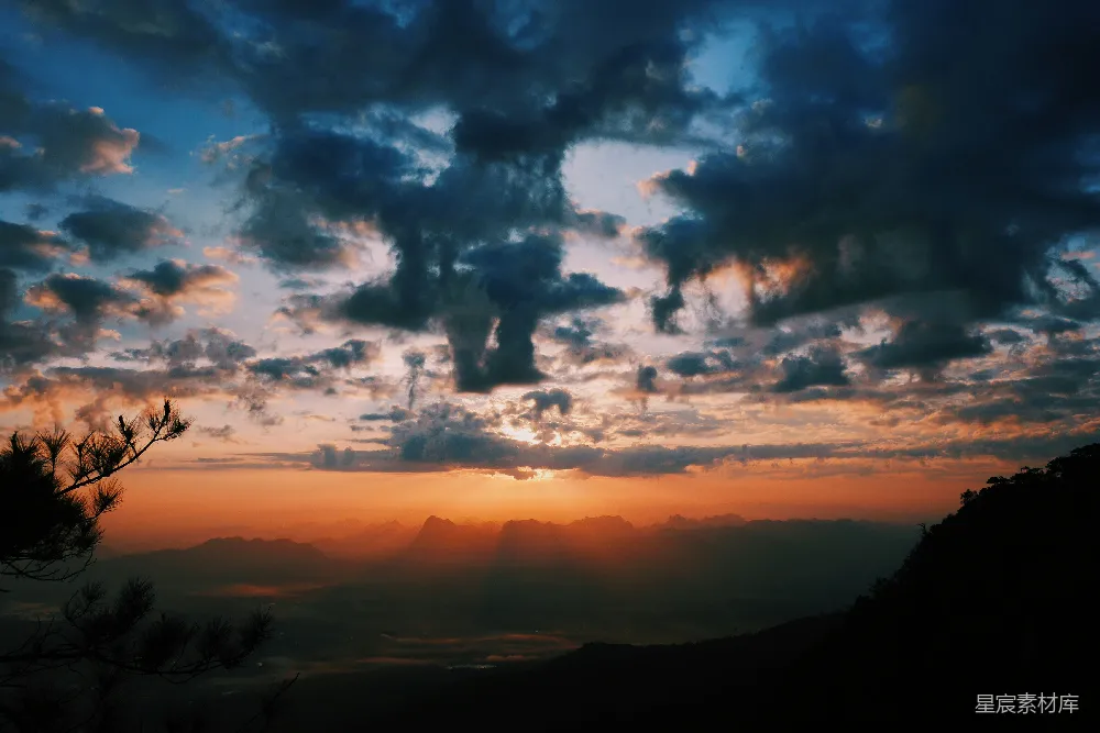 高清摄影 日落 山景 云海 自然风光 宁静 日落时的山间云海