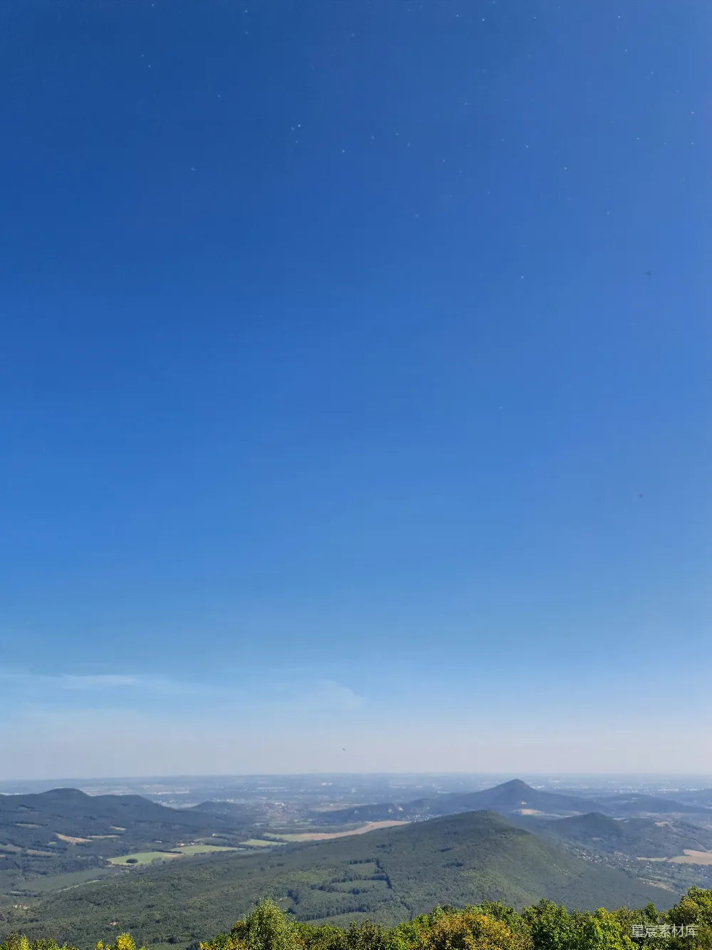 高清摄影 自然风光 清晨 山丘 蓝天 户外 清晨的山丘与蓝天