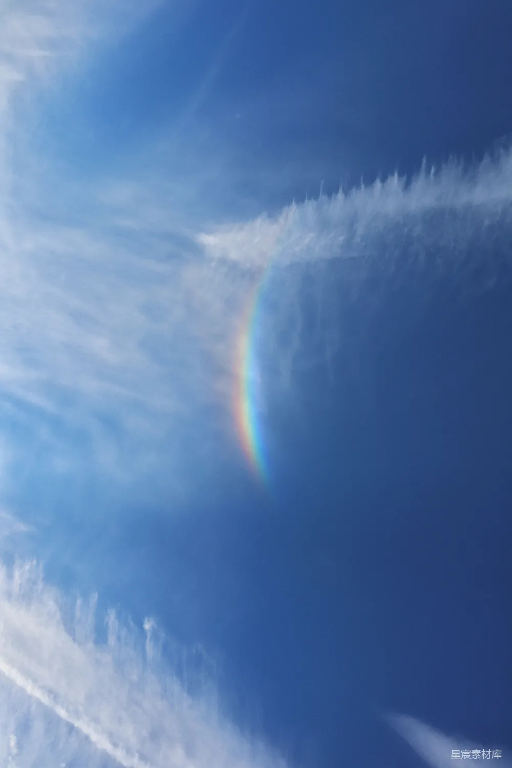 高清摄影 彩虹 天空 自然景观 清新 宁静 蓝天中的彩虹