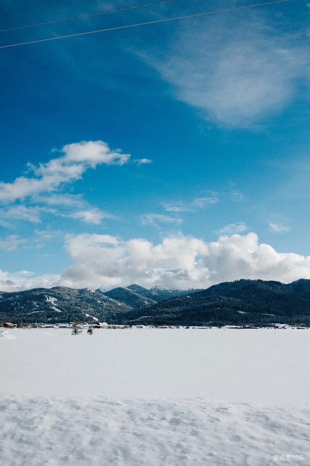 高清摄影 雪景 山峦 蓝天白云 宁静 冬季 冬日雪景下的宁静山峦