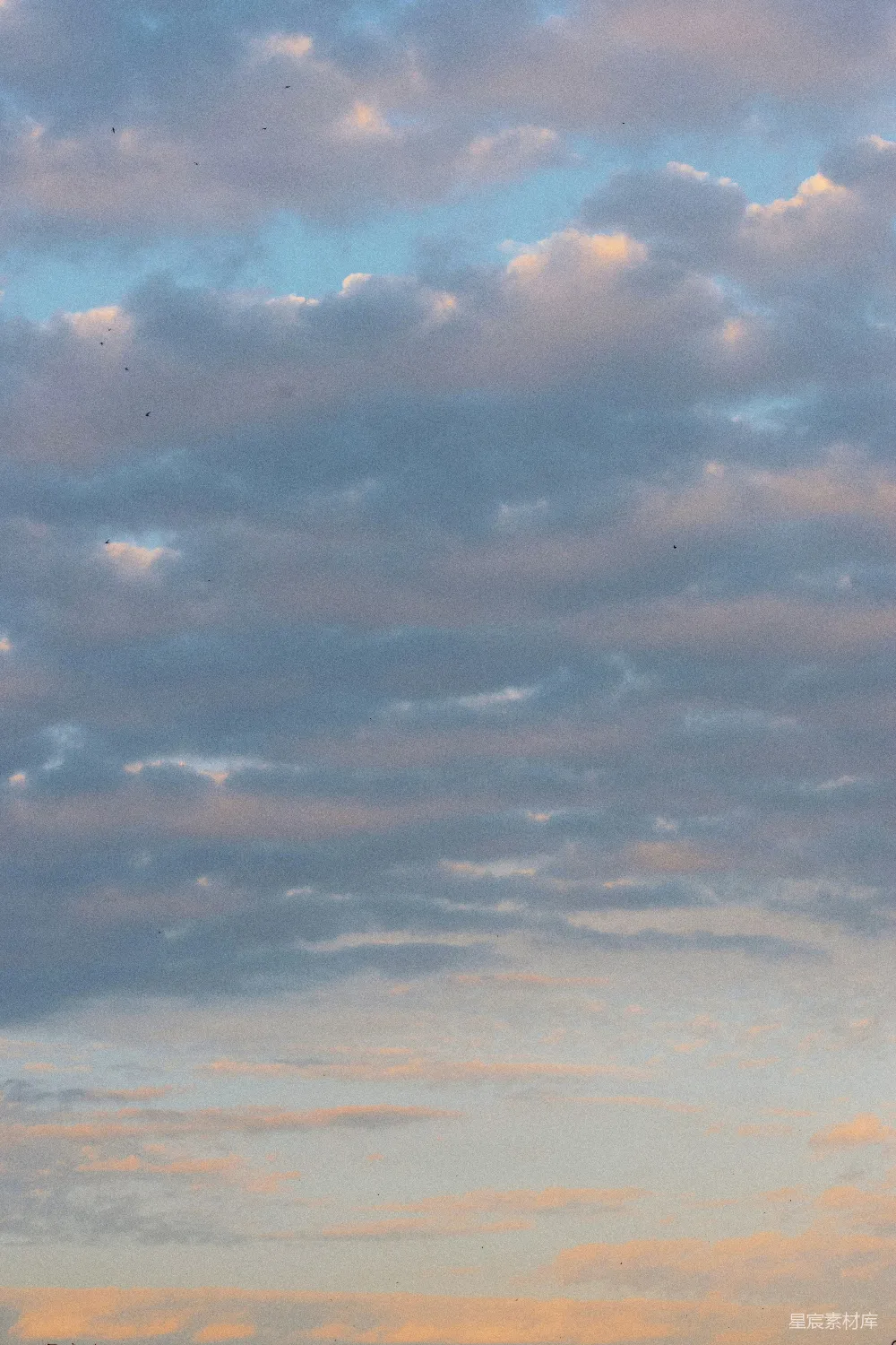 高清摄影 天空 夕阳 云层 自然 宁静 夕阳下的天空