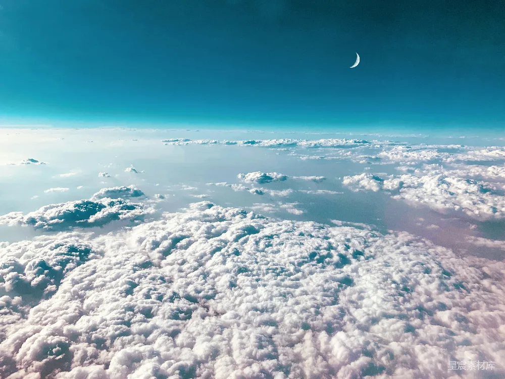 高清摄影 天空 云层 月亮 宁静 自然 云端的宁静与月牙