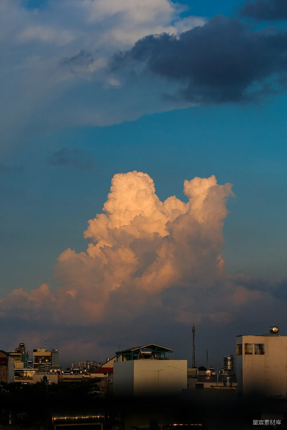 高清摄影 天空 云朵 城市 黄昏 自然 城市上空的云层