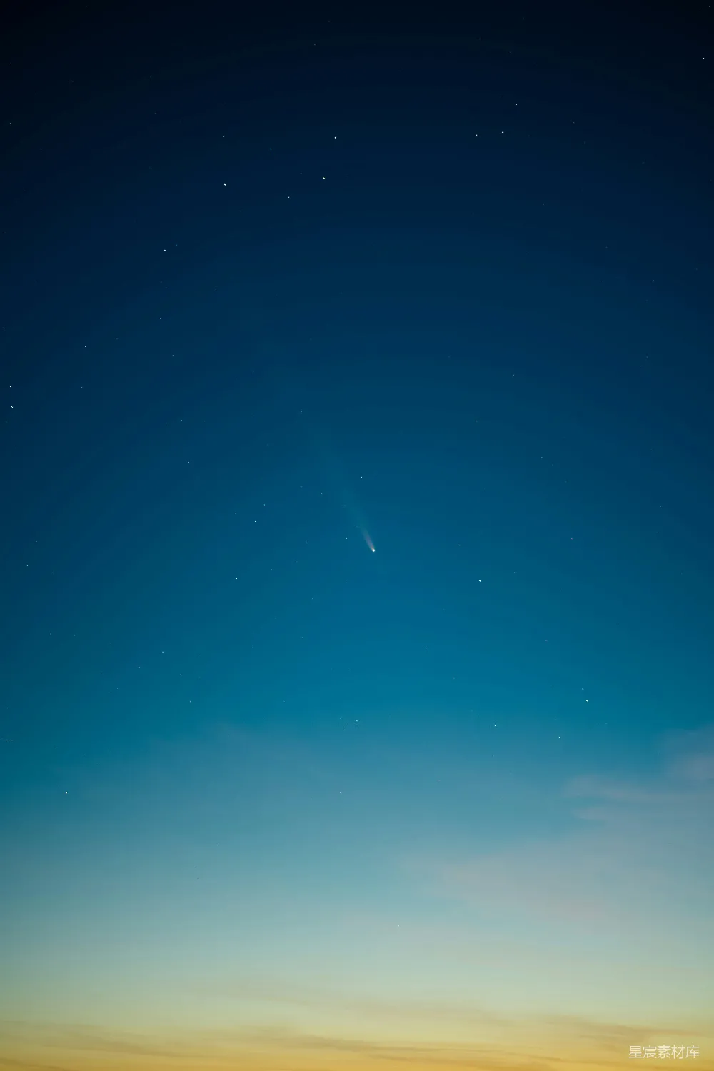 这张图片展示了一个宁静的夜空场景，流星划过夜空，留下长长的尾巴，星星点缀其中。底部的渐变色彩营造出一种宁静与神秘的氛围，适合用于表现宁静的自然美景或天文爱好者的背景。