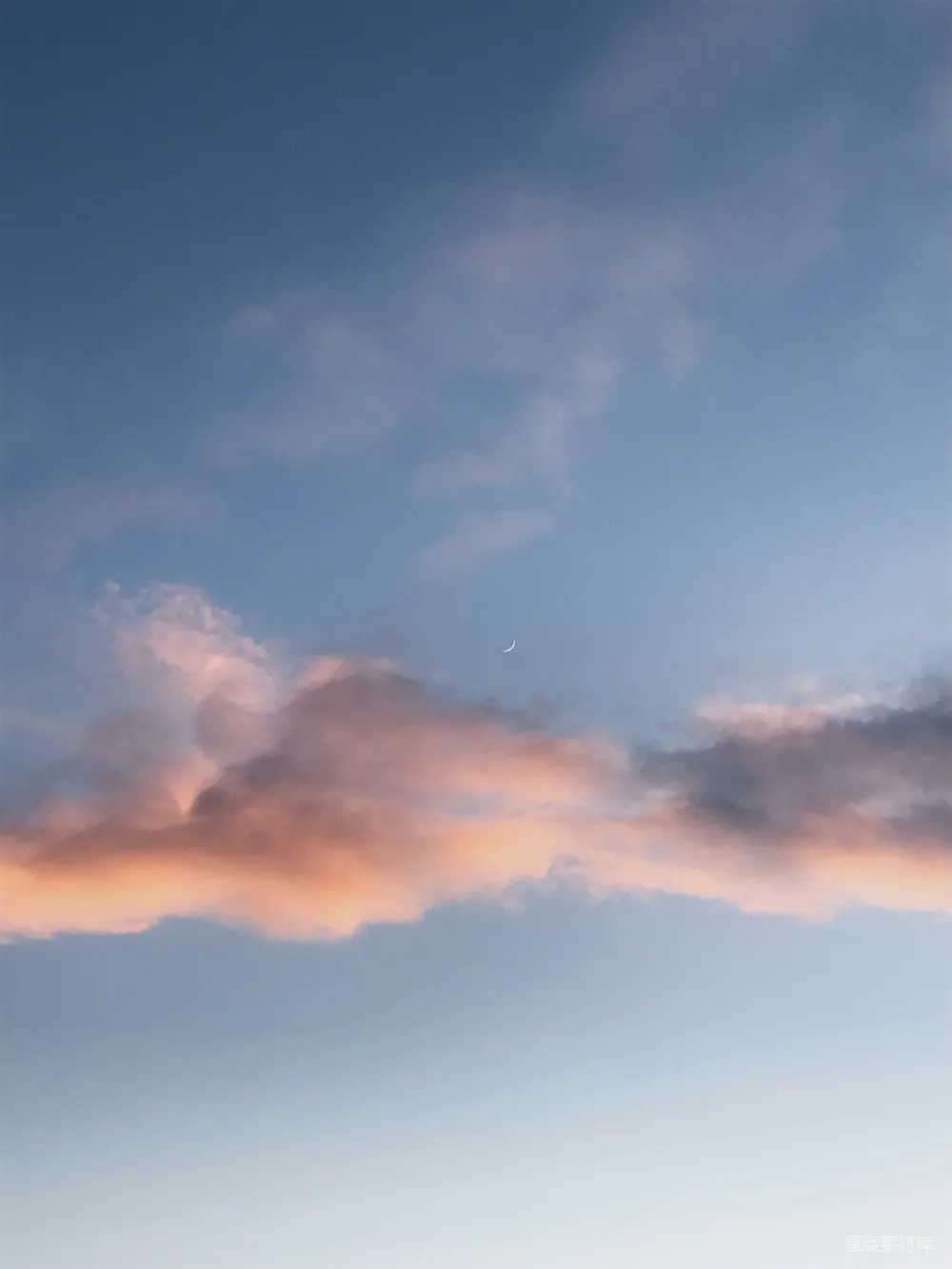 高清摄影 天空 夕阳 新月 云彩 自然 夕阳下的新月与云彩