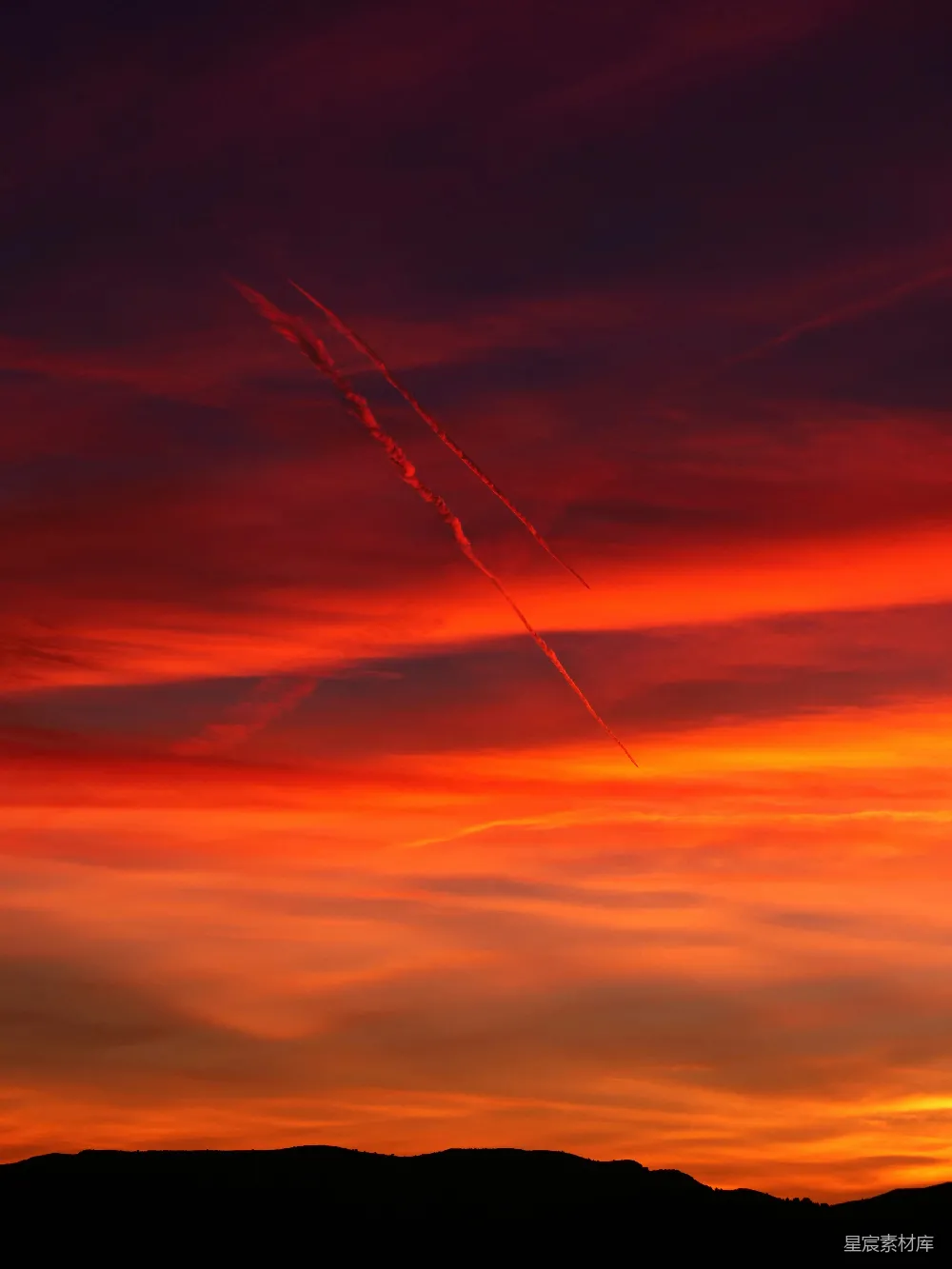 高清摄影 夕阳 天空 自然 飞机 风景 夕阳下的飞机尾迹