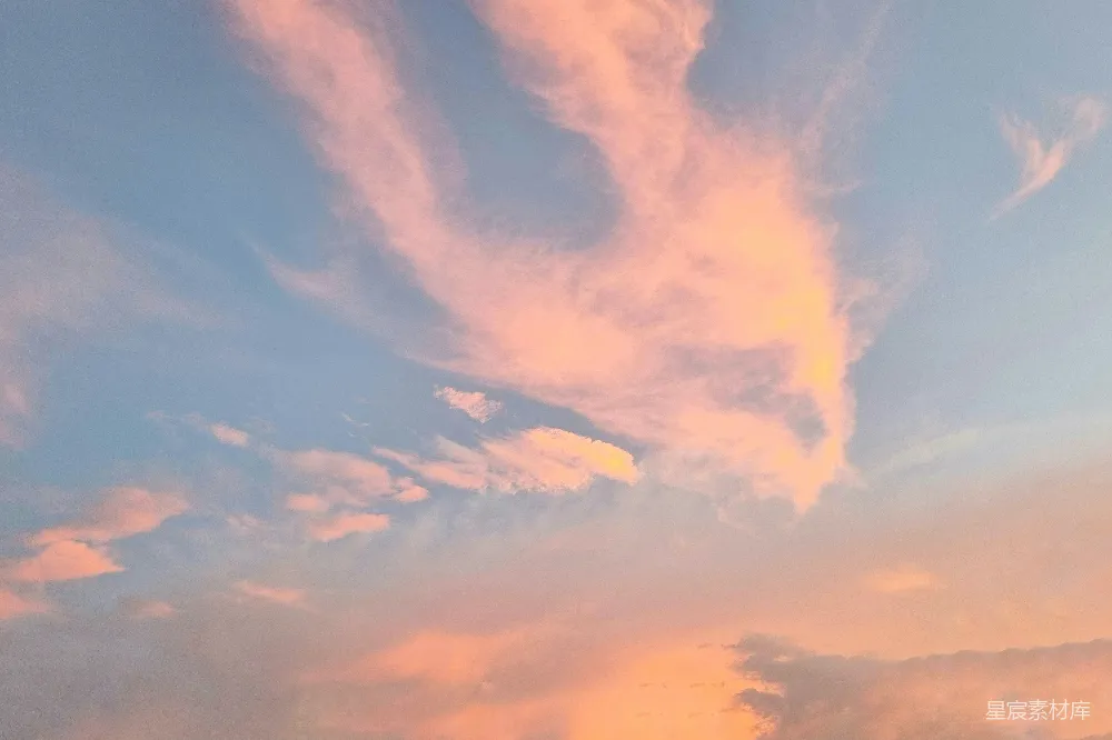 高清摄影 天空 云彩 夕阳 自然美景 宁静 夕阳下的云彩