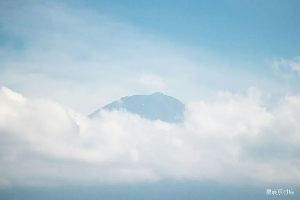 高清摄影 自然风光 宁静 风景优美 户外 山景 云雾缭绕的山峰