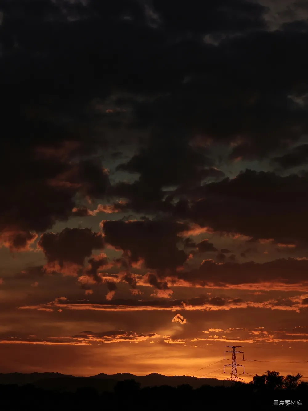 高清摄影 夕阳 剪影 自然 电力 宁静 夕阳下的电线塔剪影