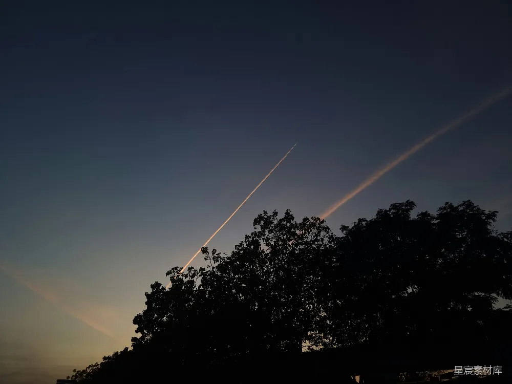高清摄影 飞机尾迹 夕阳 自然风光 天空 飞行 夕阳下的飞机尾迹