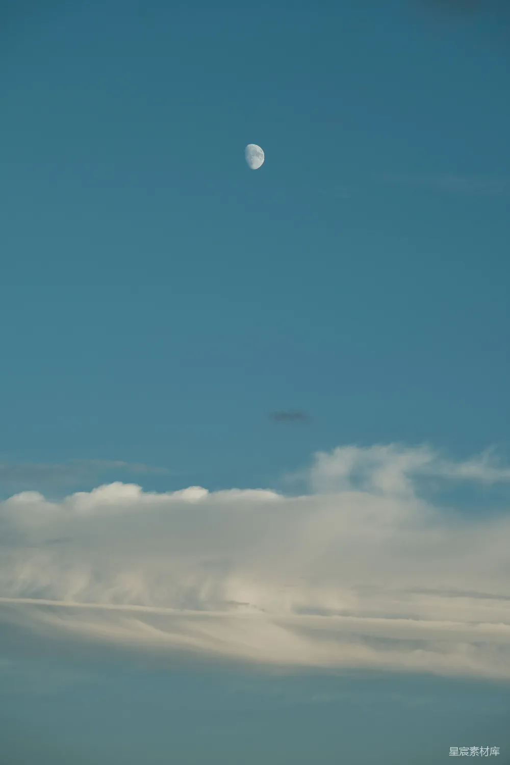 高清摄影 天空 月亮 宁静 自然 日间 月夜的宁静天空