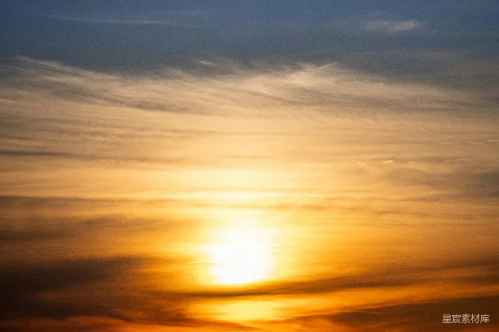 高清摄影 夕阳 天空 自然 宁静 云层 夕阳西下，云层与阳光交织的宁静时刻