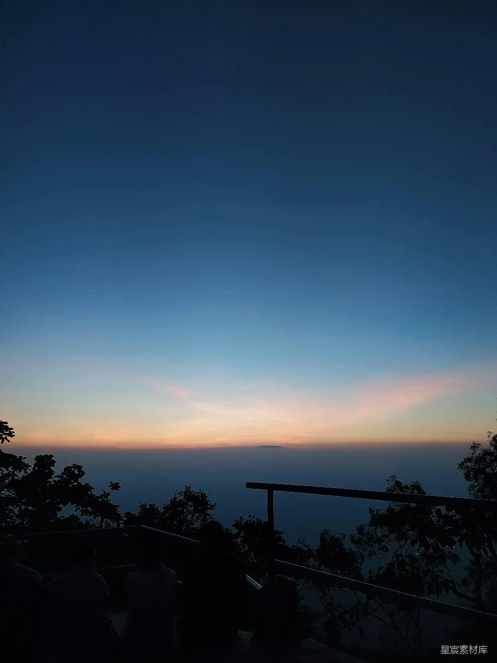高清摄影 黄昏 风景 观景台 自然 宁静 黄昏时分的山顶观景台