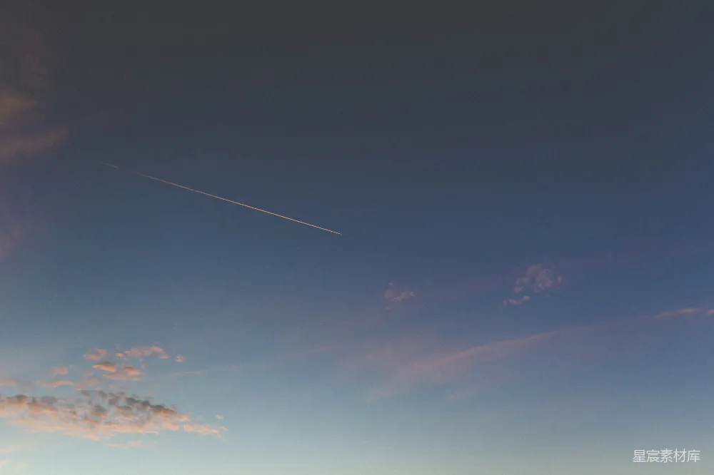 高清摄影 天空 飞机 尾迹 夕阳 自然 夕阳下的飞机尾迹