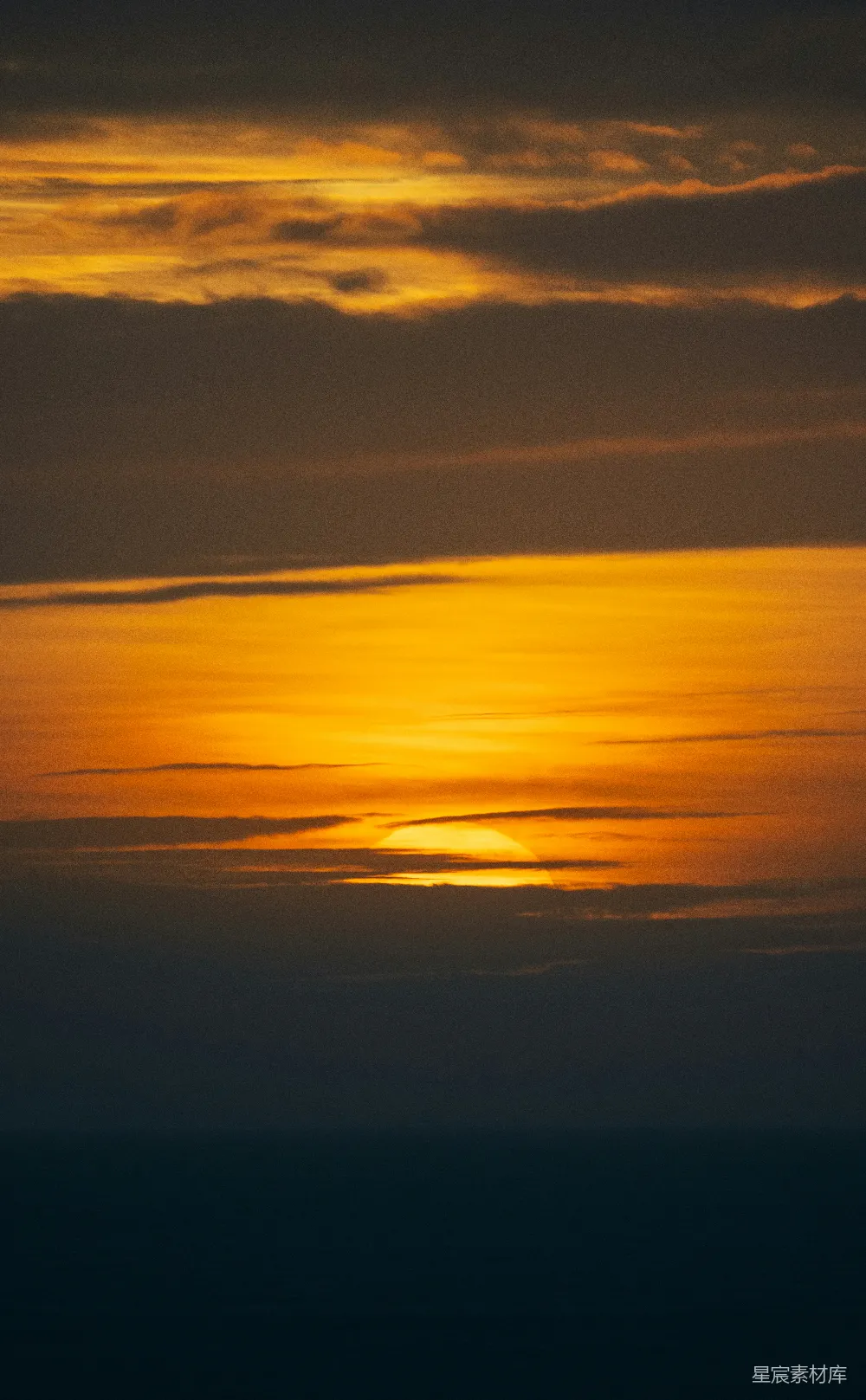高清摄影 夕阳 云海 宁静 自然风光 日落 夕阳西下，云海中的宁静