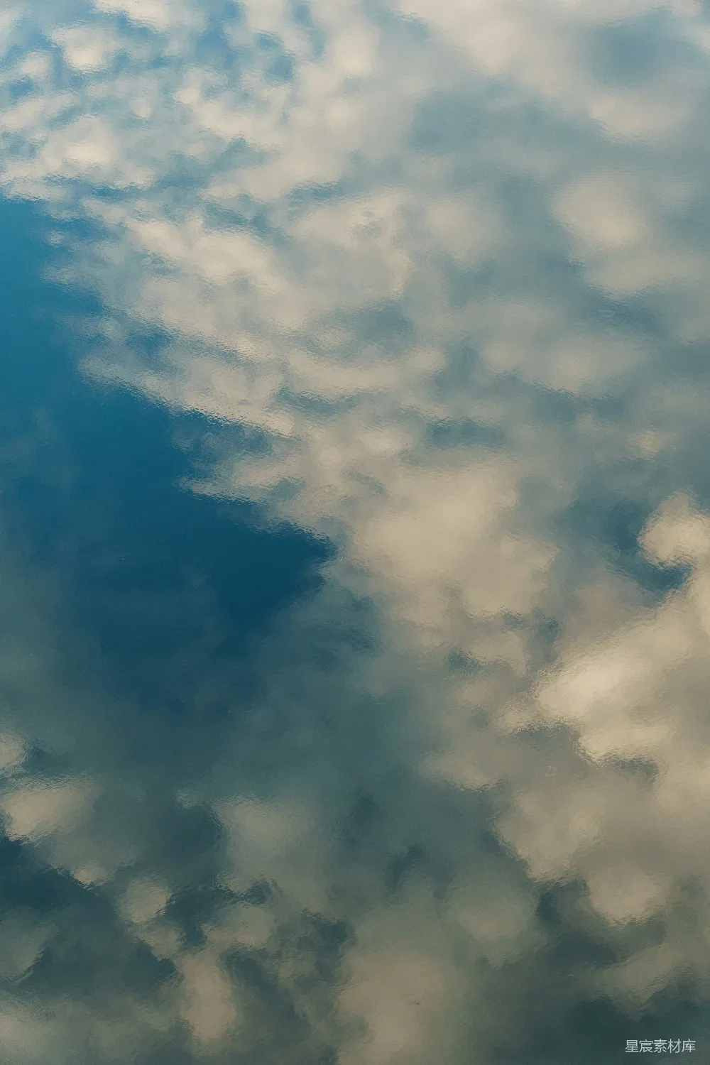 这张图片展示了一片广阔的天空，云层在阳光下呈现出柔和的色调，仿佛在与地平线对话。整体色调柔和，给人一种宁静与深邃的感觉，适合用作壁纸、背景或艺术创作的灵感来源。