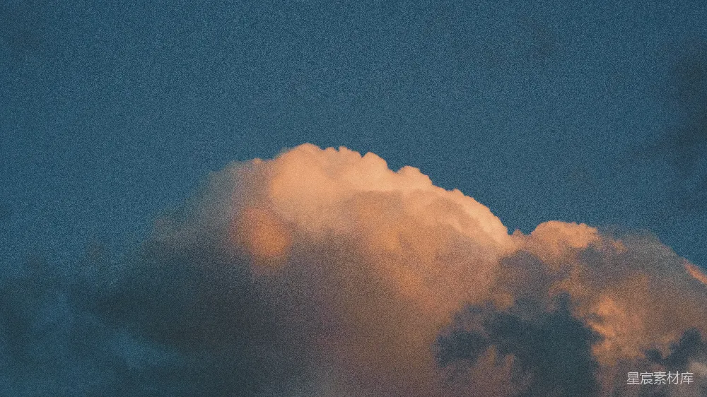 这张图片展示了一个黄昏时分的天空，云彩被夕阳的余晖染成了橙色和黄色。云朵厚重且层次分明，给人一种宁静而神秘的感觉。这样的场景适合用于自然风光、旅行、放松心情的背景图。