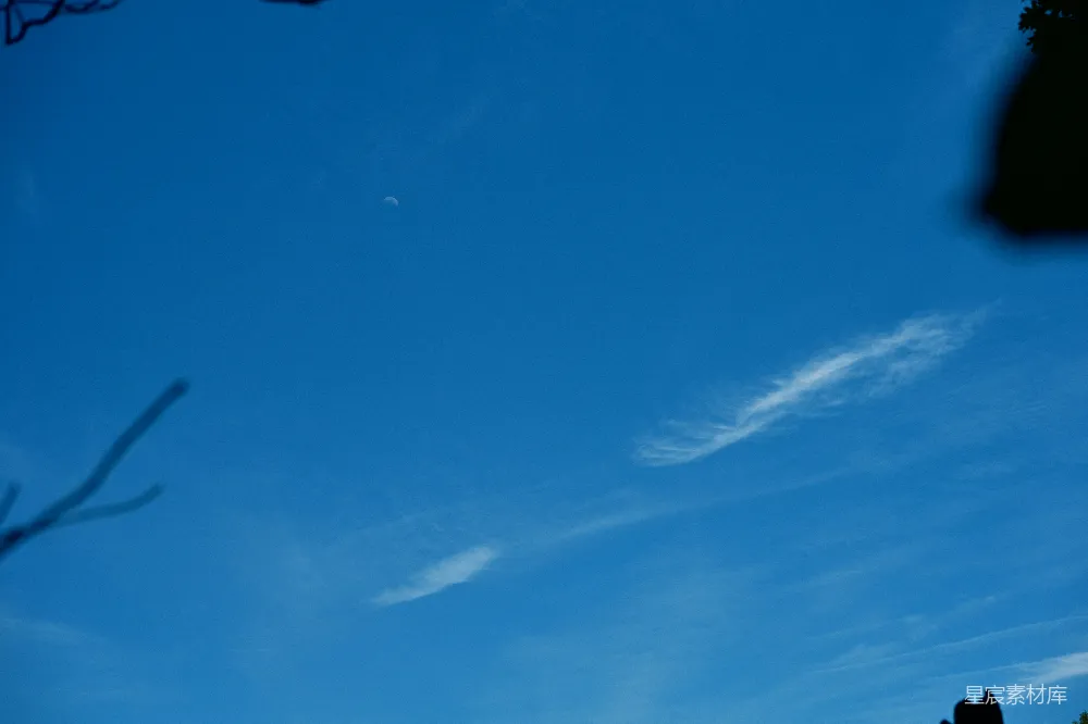 高清摄影 天空 自然 宁静 月亮 户外 初夏的天空与弯月