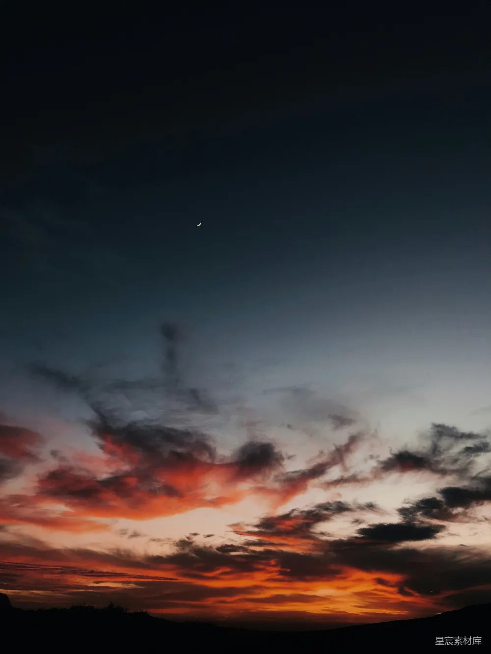 高清摄影 夜空 月光 云彩 宁静 自然 夜幕下的宁静月夜