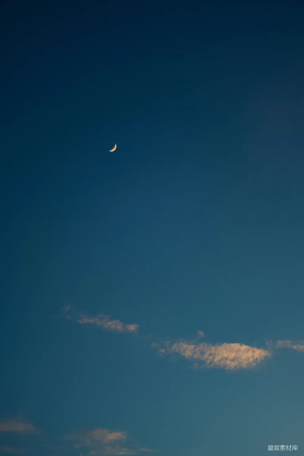 高清摄影 夜空 月亮 宁静 自然 摄影 夜空中的一弯新月