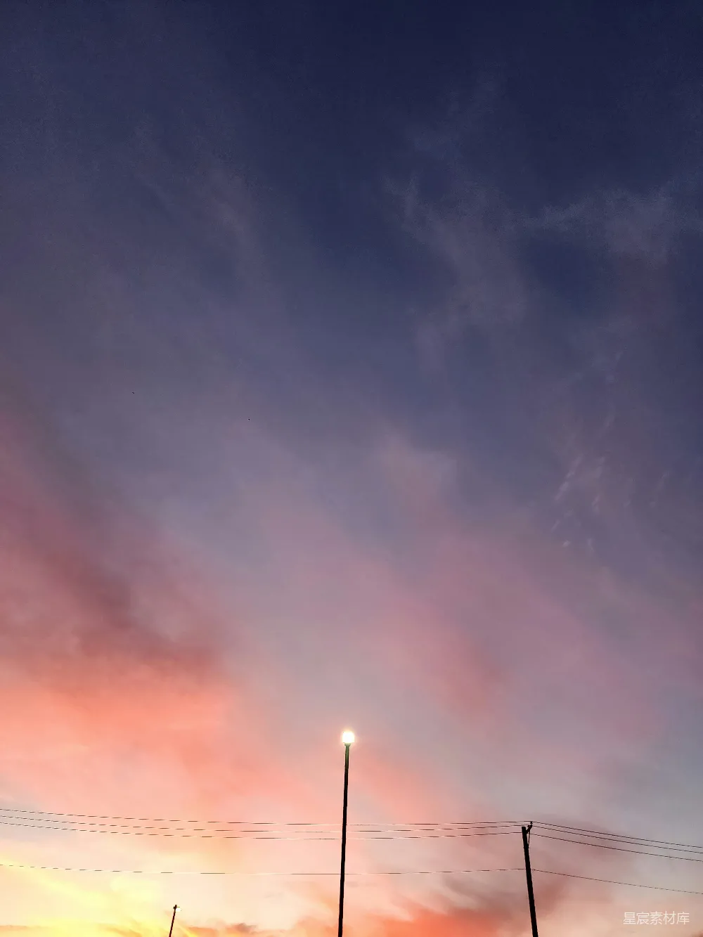 高清摄影 夕阳 街角 灯光 自然 宁静 夕阳下的街角灯