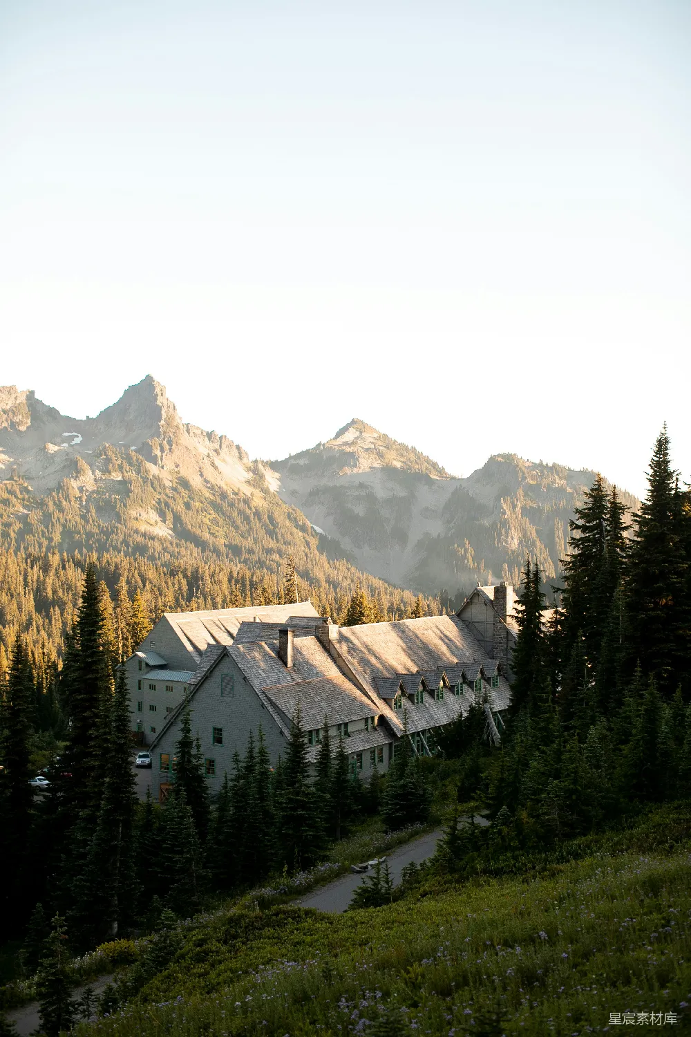 高清摄影 山景 古建筑 自然风光 建筑艺术 旅行目的地 山间古堡：自然与建筑的和谐之美