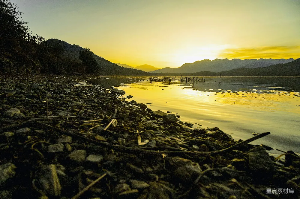 高清摄影 自然风光 日落 宁静 湖边 山脉 夕阳下的湖畔