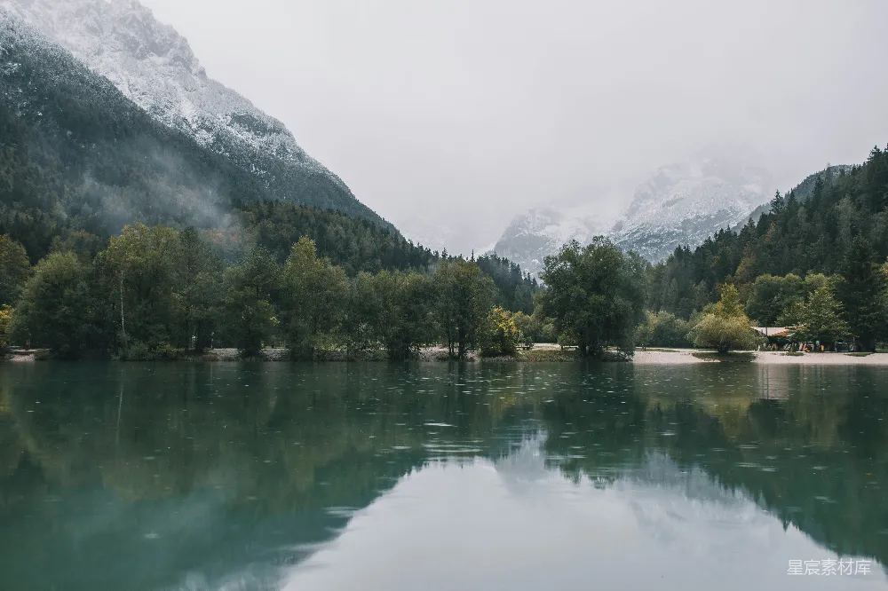 高清摄影 自然风光 雨景 湖泊 山脉 宁静 雨中湖畔的宁静山景