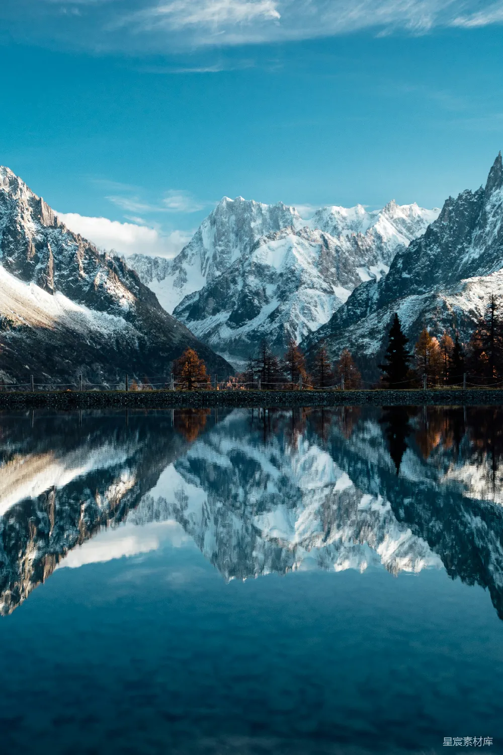 高清摄影 雪山 倒影 宁静 自然美景 湖面 雪山倒影的宁静湖景