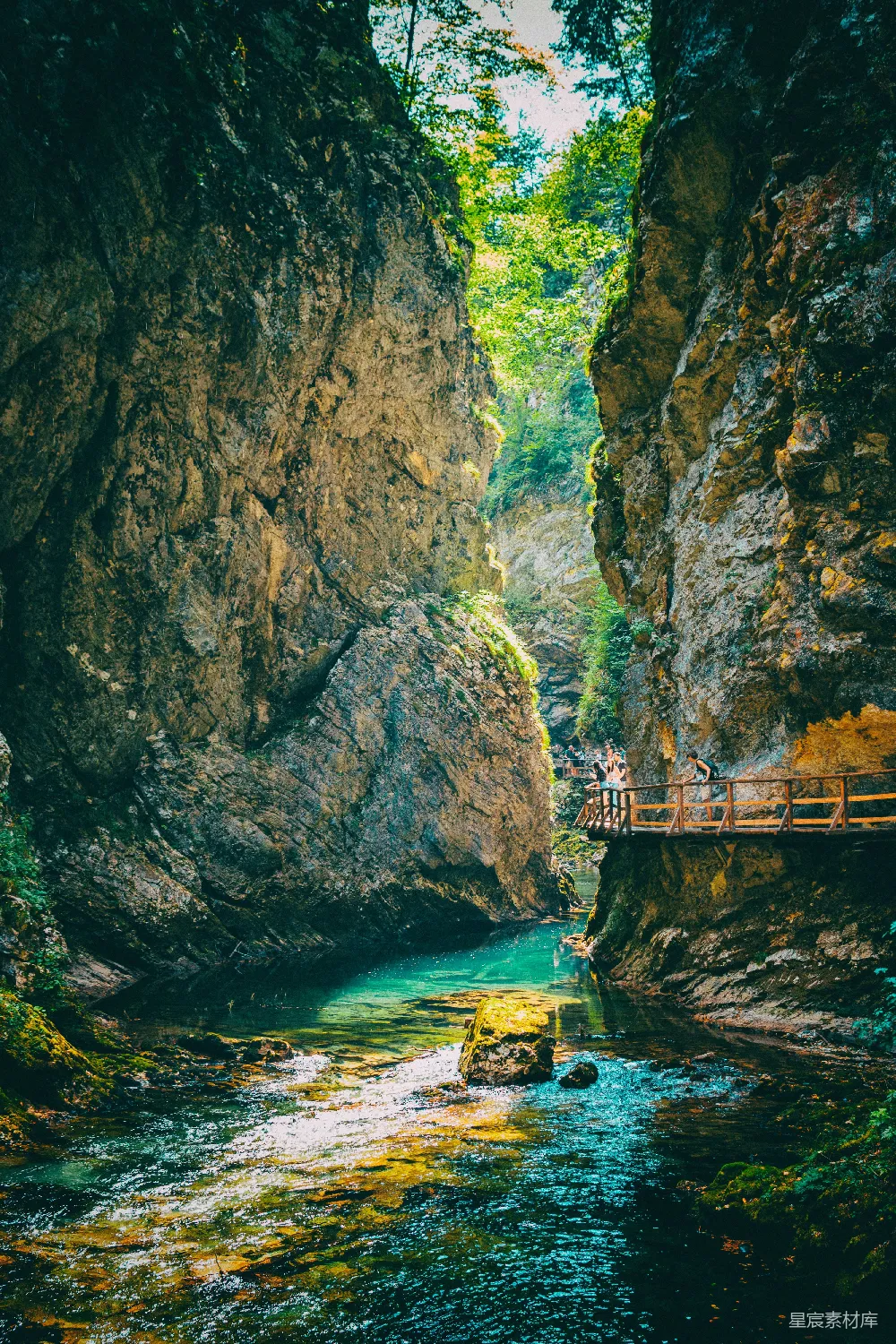 高清摄影 峡谷 自然景观 清澈的水 徒步旅行 探险 幽谷中的绿宝石