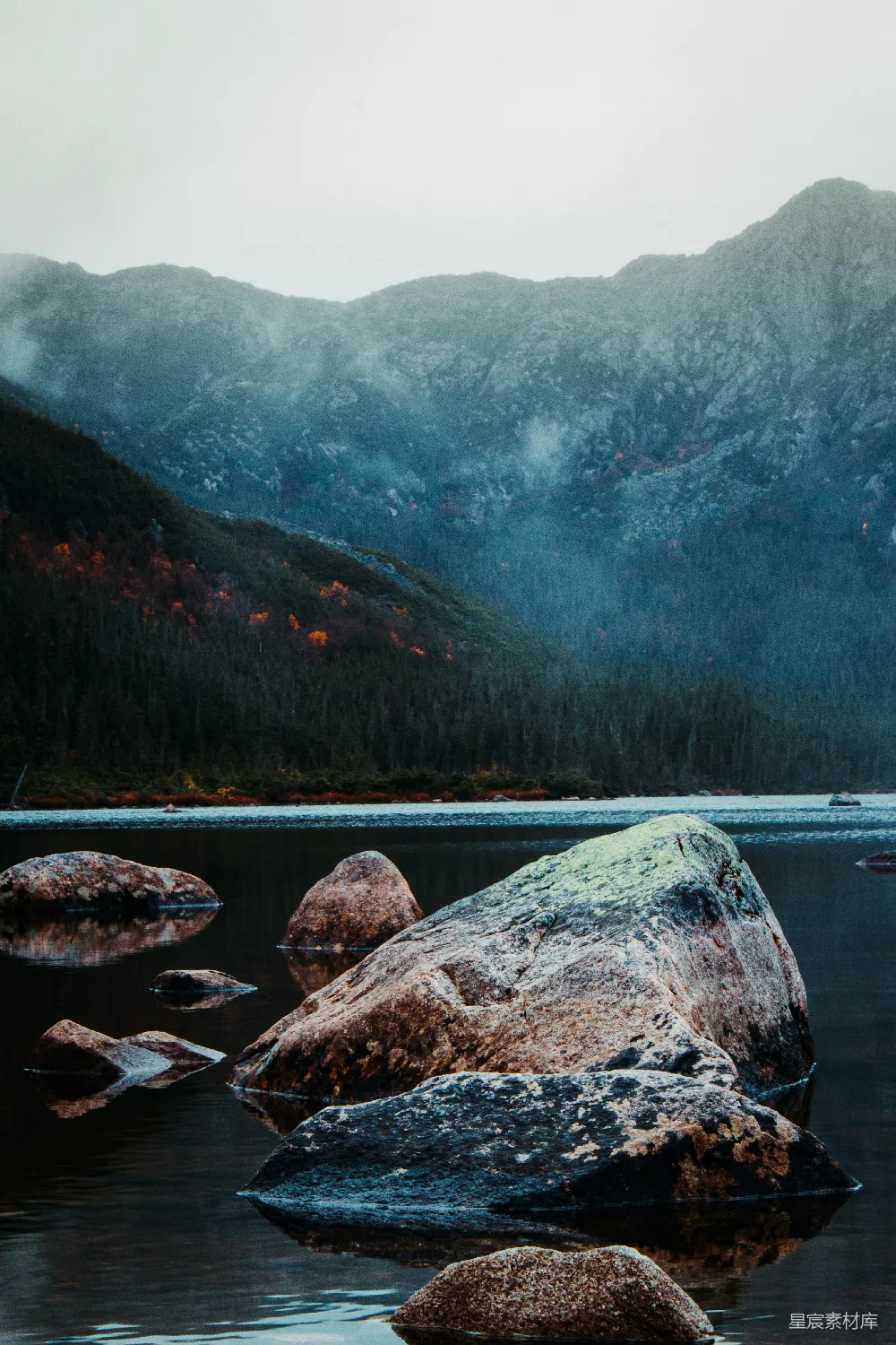 高清摄影 自然风光 湖泊 岩石 宁静 山景 静谧的湖畔与岩石