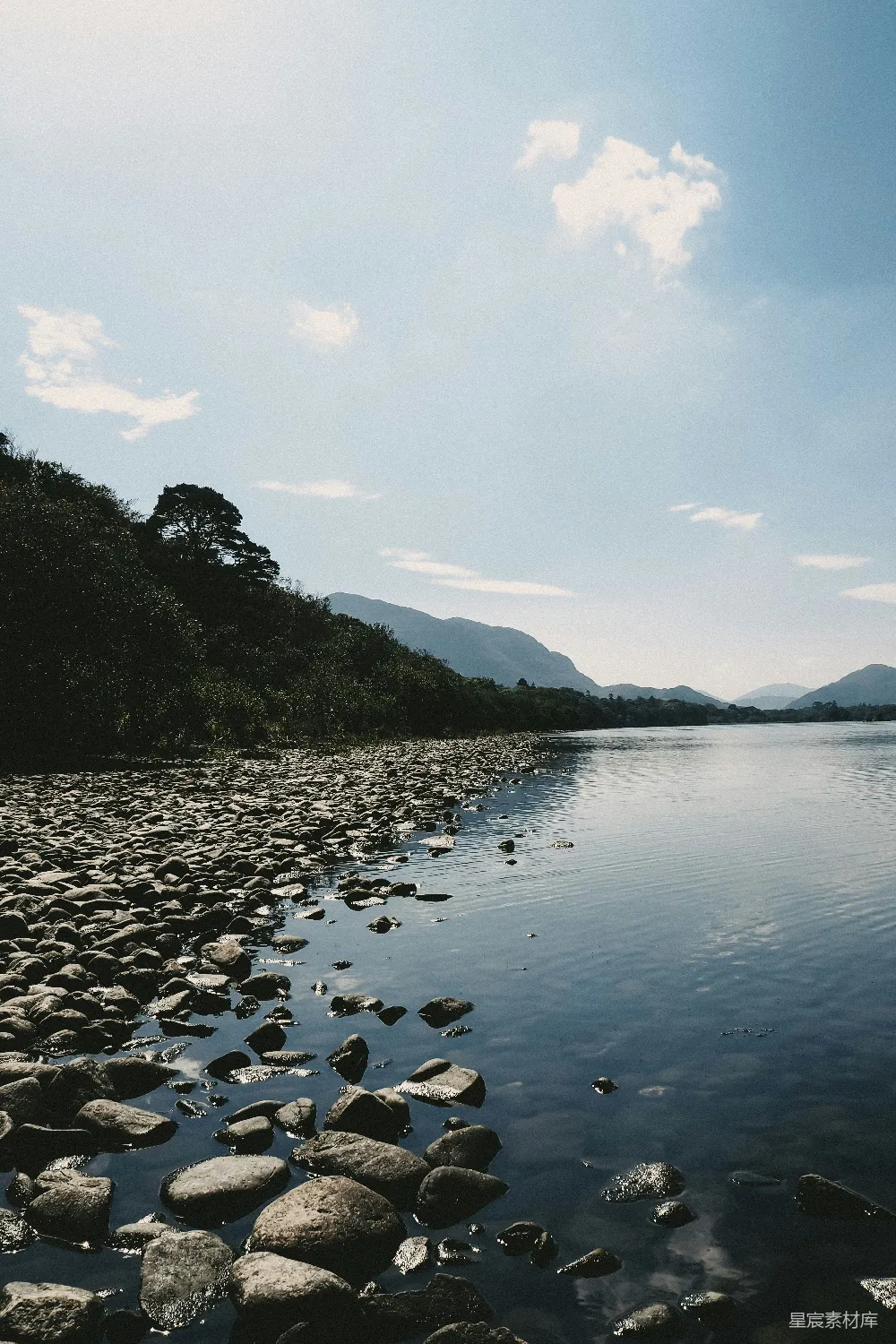 高清摄影 自然风光 宁静 河岸 山脉 户外 宁静的河岸