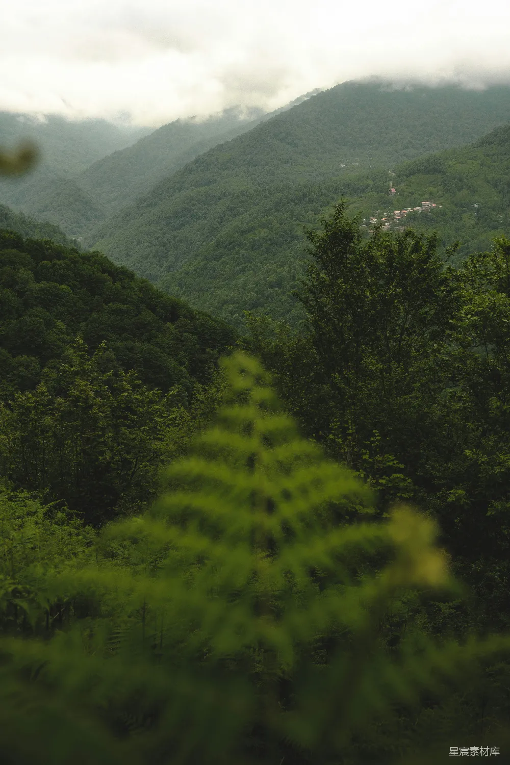 高清摄影 山景 自然 乡村 宁静 风景 云雾缭绕的山间村落