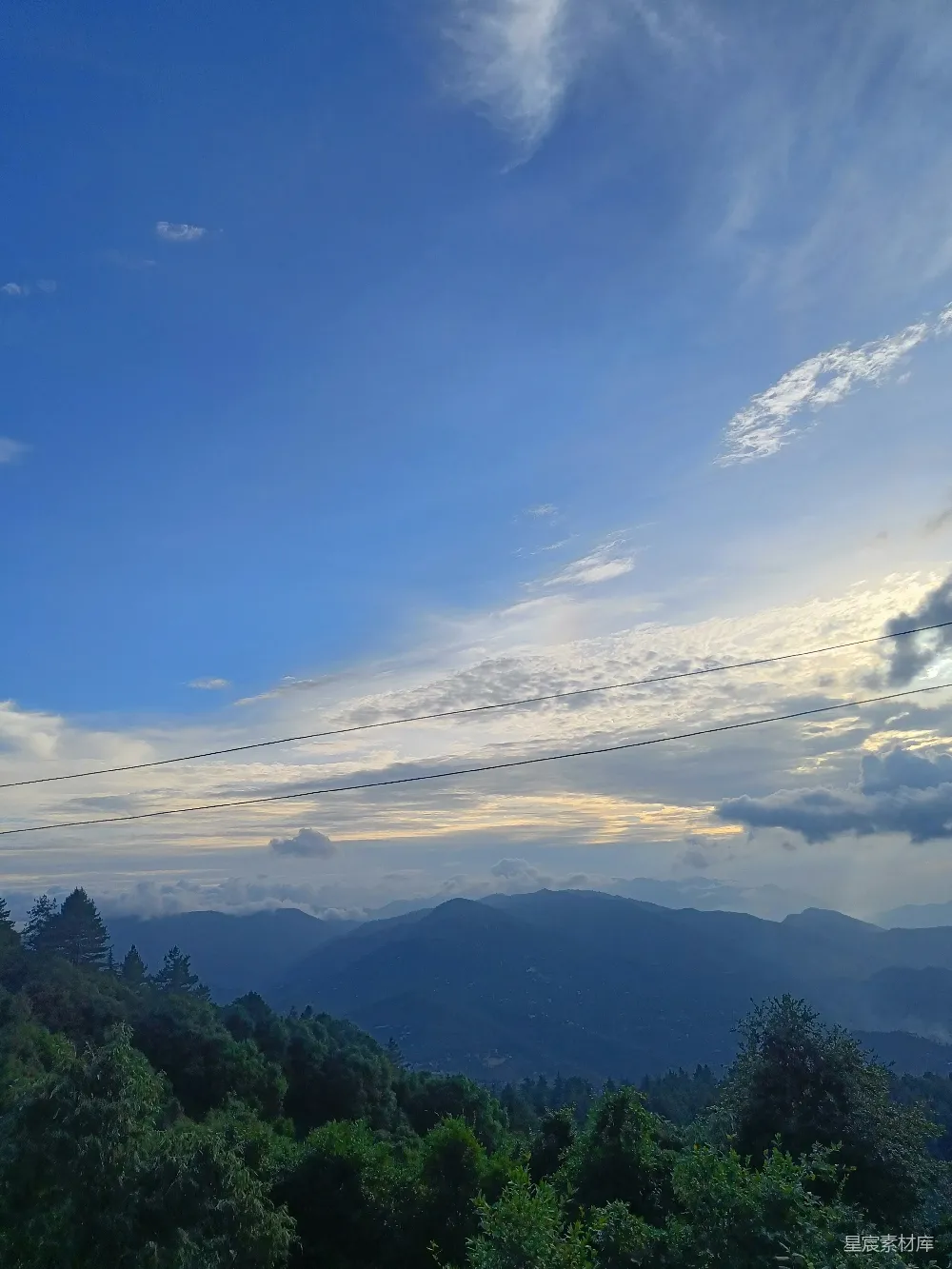 高清摄影 山景 日落 自然风光 宁静 户外 山间日落