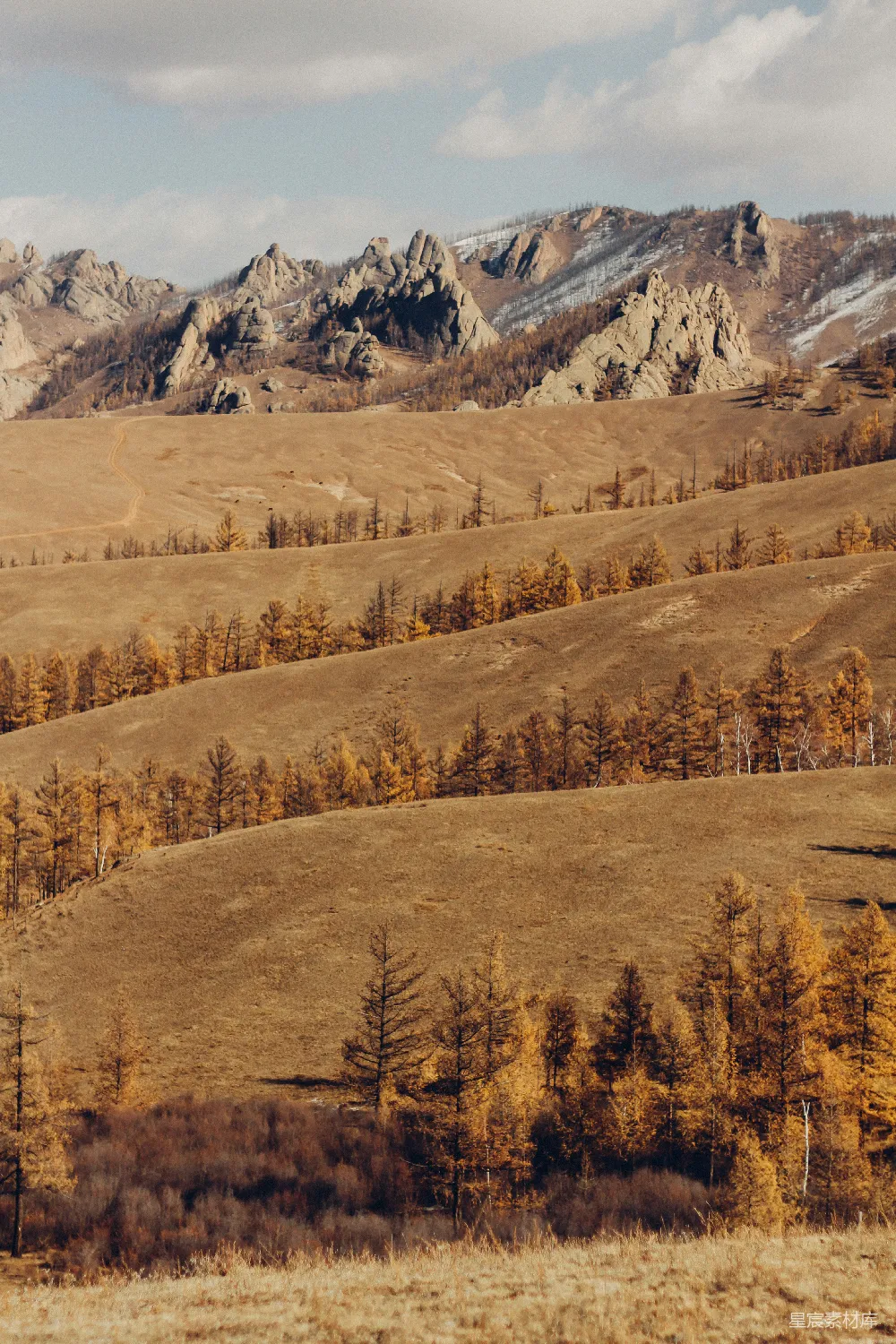 高清摄影 自然风光 秋天 山脉 户外 宁静 秋日山景：金黄与蓝天的交响