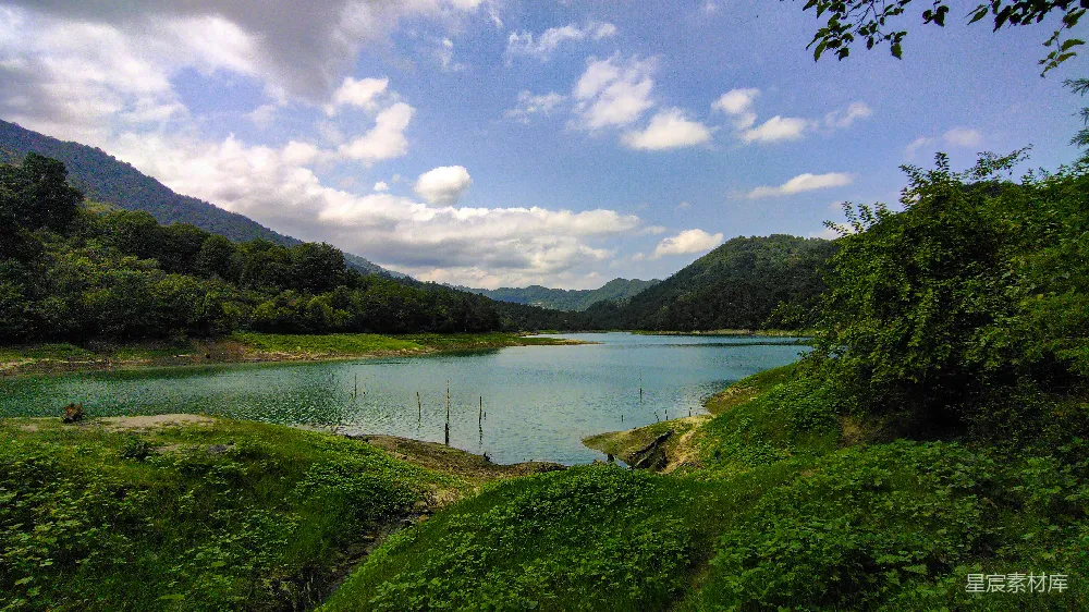 高清摄影 自然风光 湖泊 山林 清新 户外 湖畔绿意盎然的宁静景色