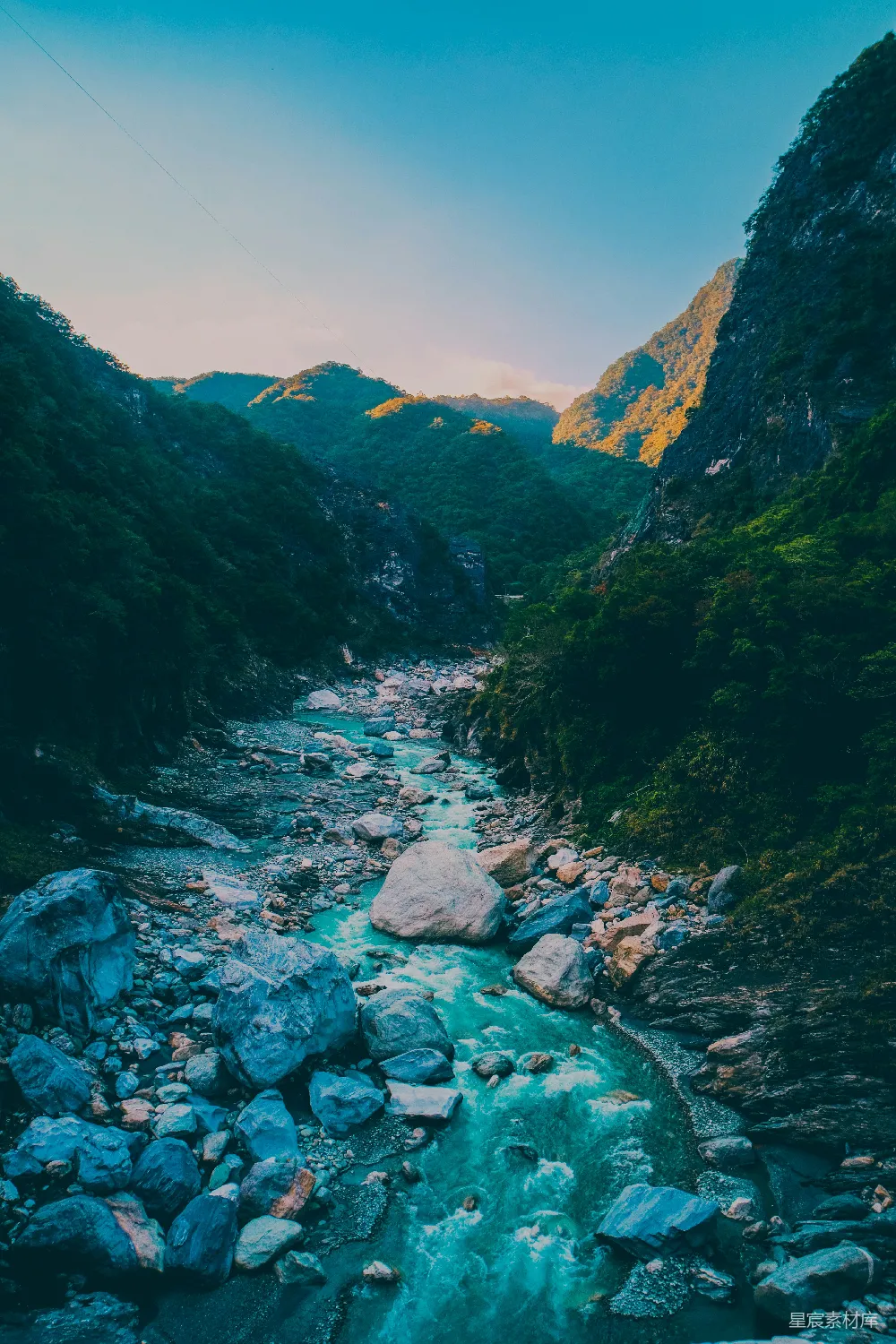 高清摄影 自然风光 山脉 河流 宁静 户外 山谷中的河流