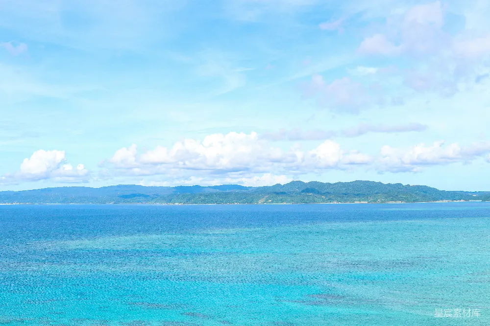 高清摄影 海洋 自然风光 宁静 天空 度假 清澈的海洋与远处的山丘