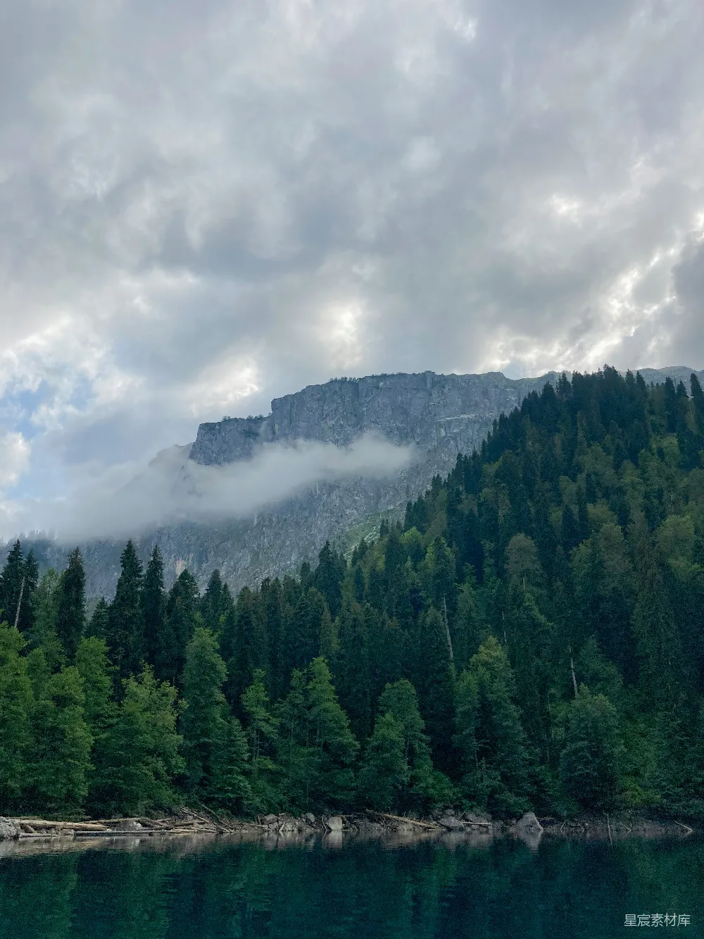 高清摄影 自然风光 山林 湖泊 宁静 风景 静谧湖畔的山林风光