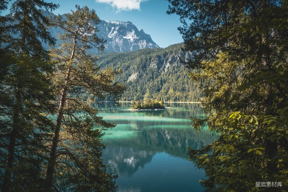 高清摄影 自然风光 山林湖景 宁静 户外摄影 自然之美 静谧湖畔的山景