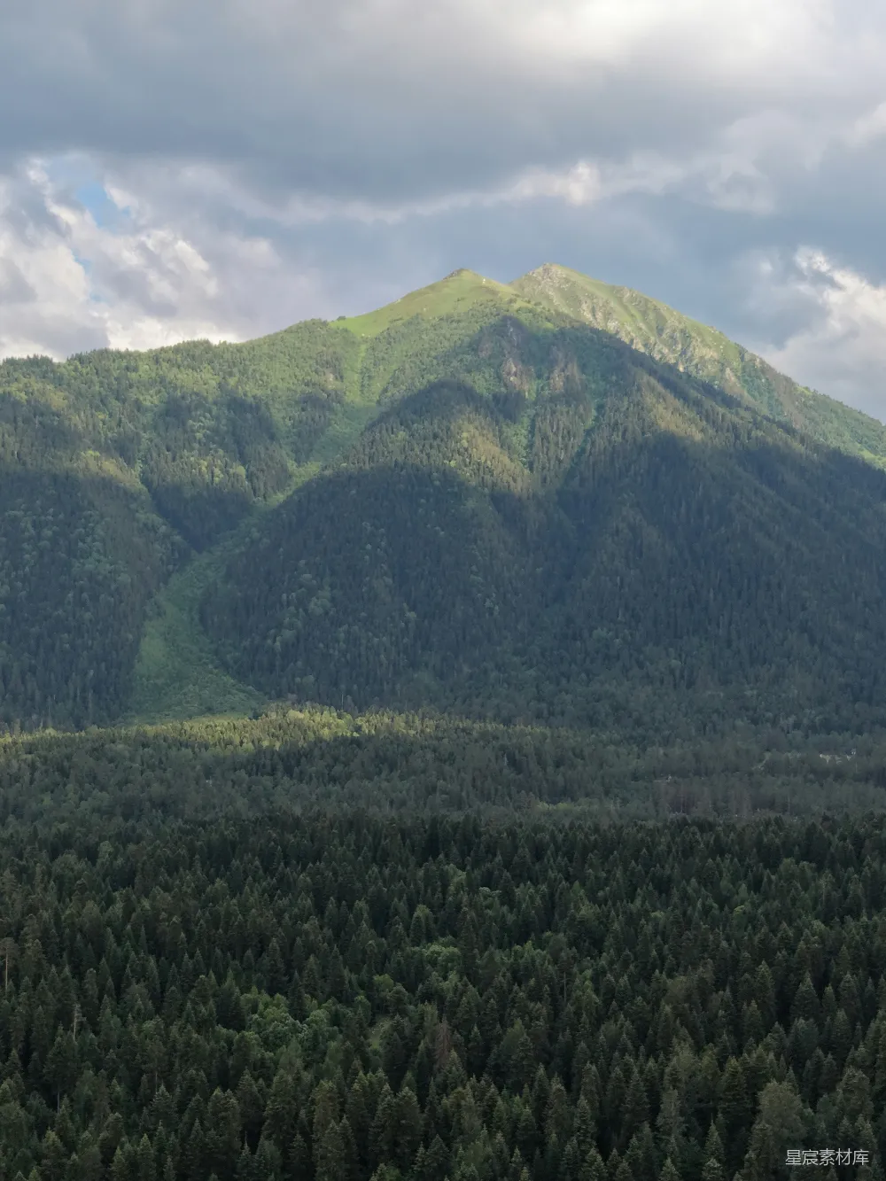 高清摄影 自然风光 山峰 森林 云雾 户外 云雾缭绕的山峰