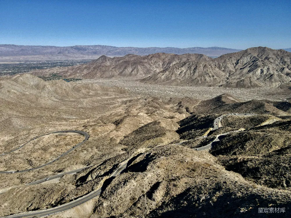 高清摄影 沙漠 公路 山脉 航拍 风景 穿越沙漠的蜿蜒公路