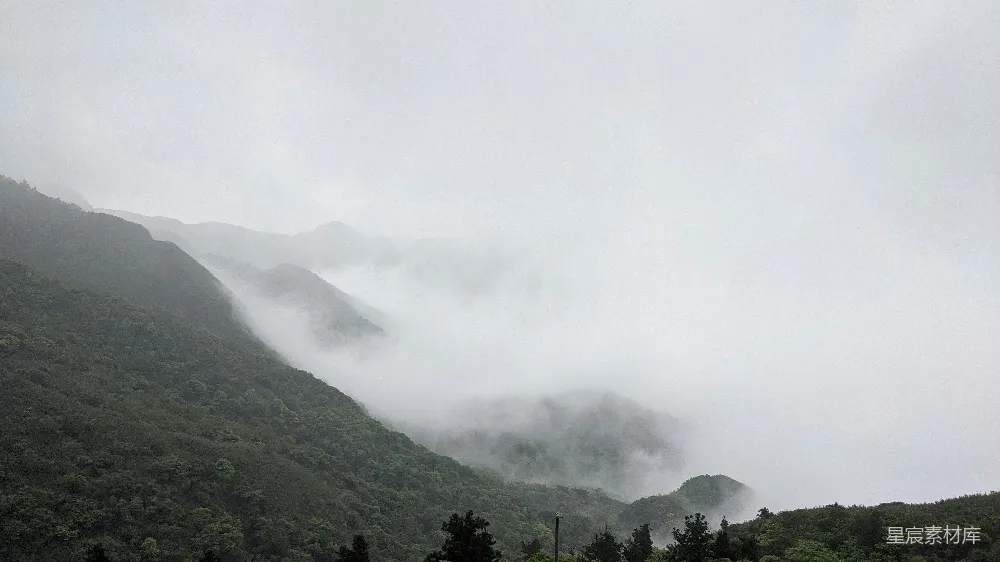 高清摄影  白云下的绿山在白天