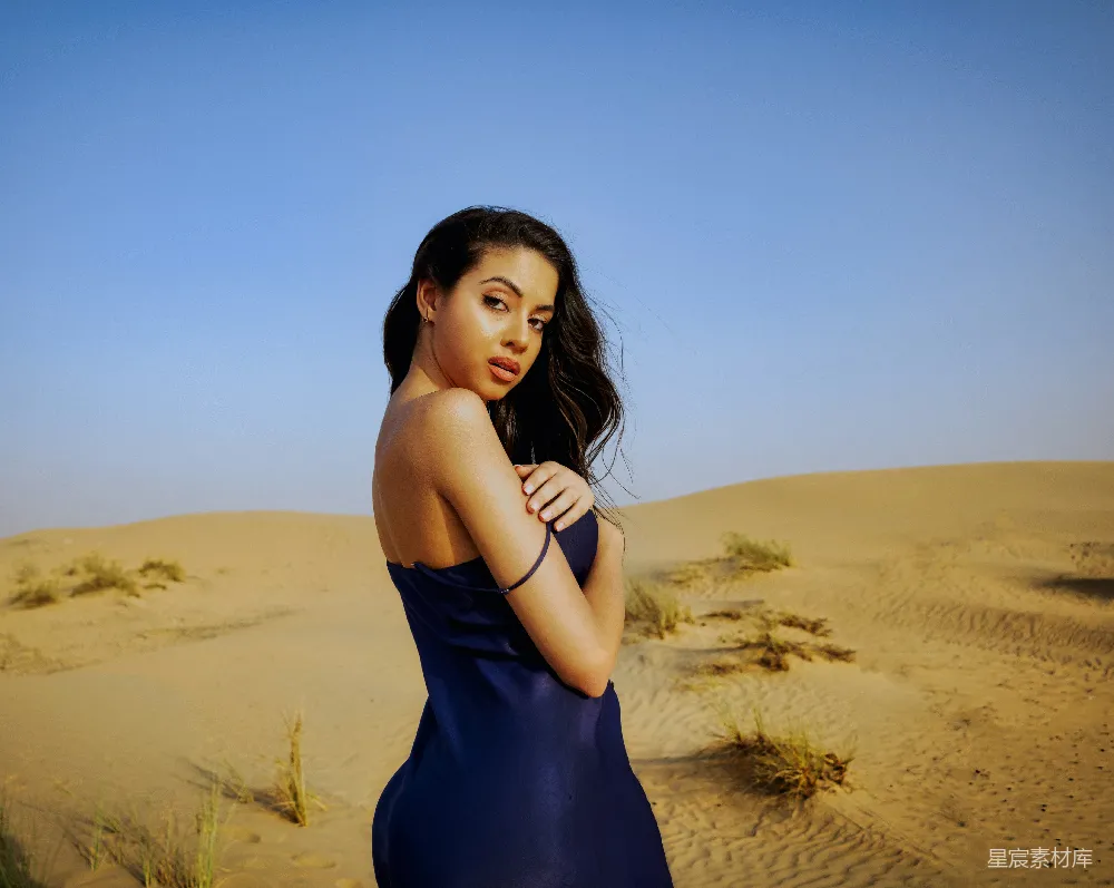 高清摄影 沙漠 女性 时尚 自然 旅拍 沙漠中的优雅女性