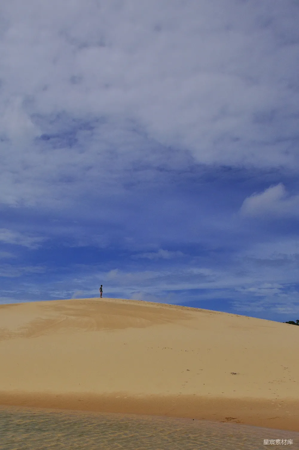 高清摄影 沙漠 孤独 自然 风景 旅行 沙漠中的孤独身影