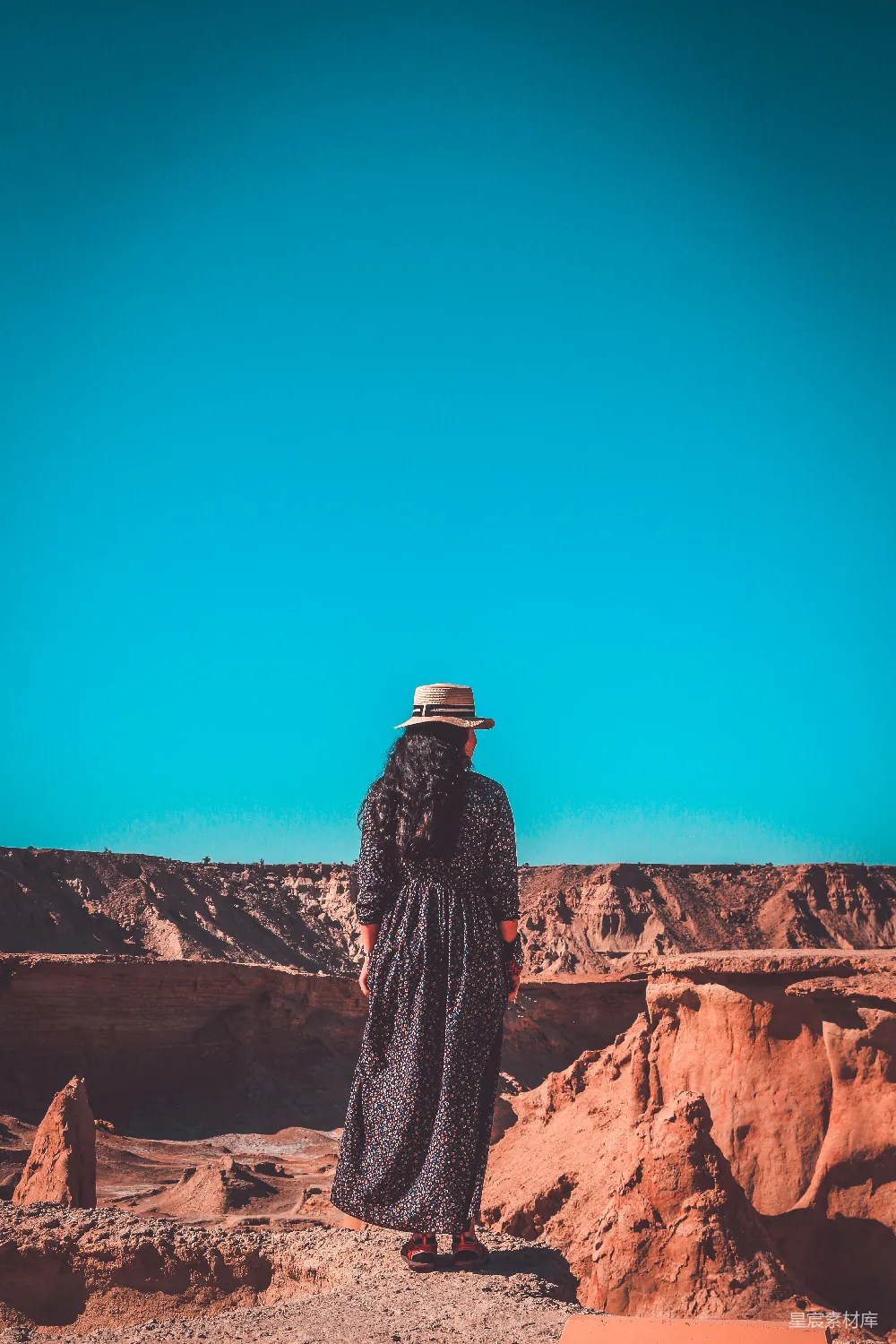 高清摄影 风景 旅行 孤独 自然 沙漠 红岩下的背影