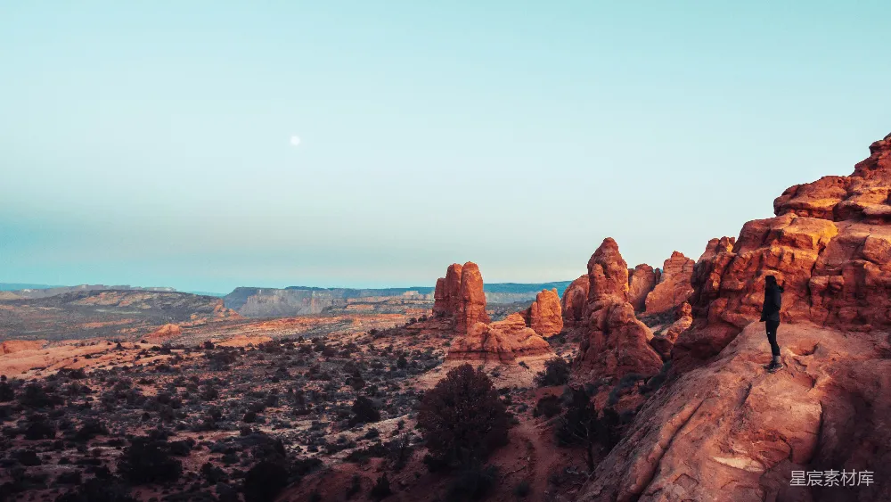高清摄影 沙漠 日落 岩石 自然风光 户外 日落时分的沙漠岩层
