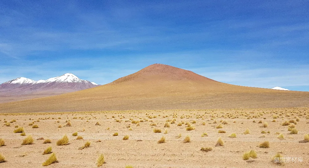 高清摄影 沙漠 火山 荒凉 自然景观 户外 荒凉的沙漠与远处的火山